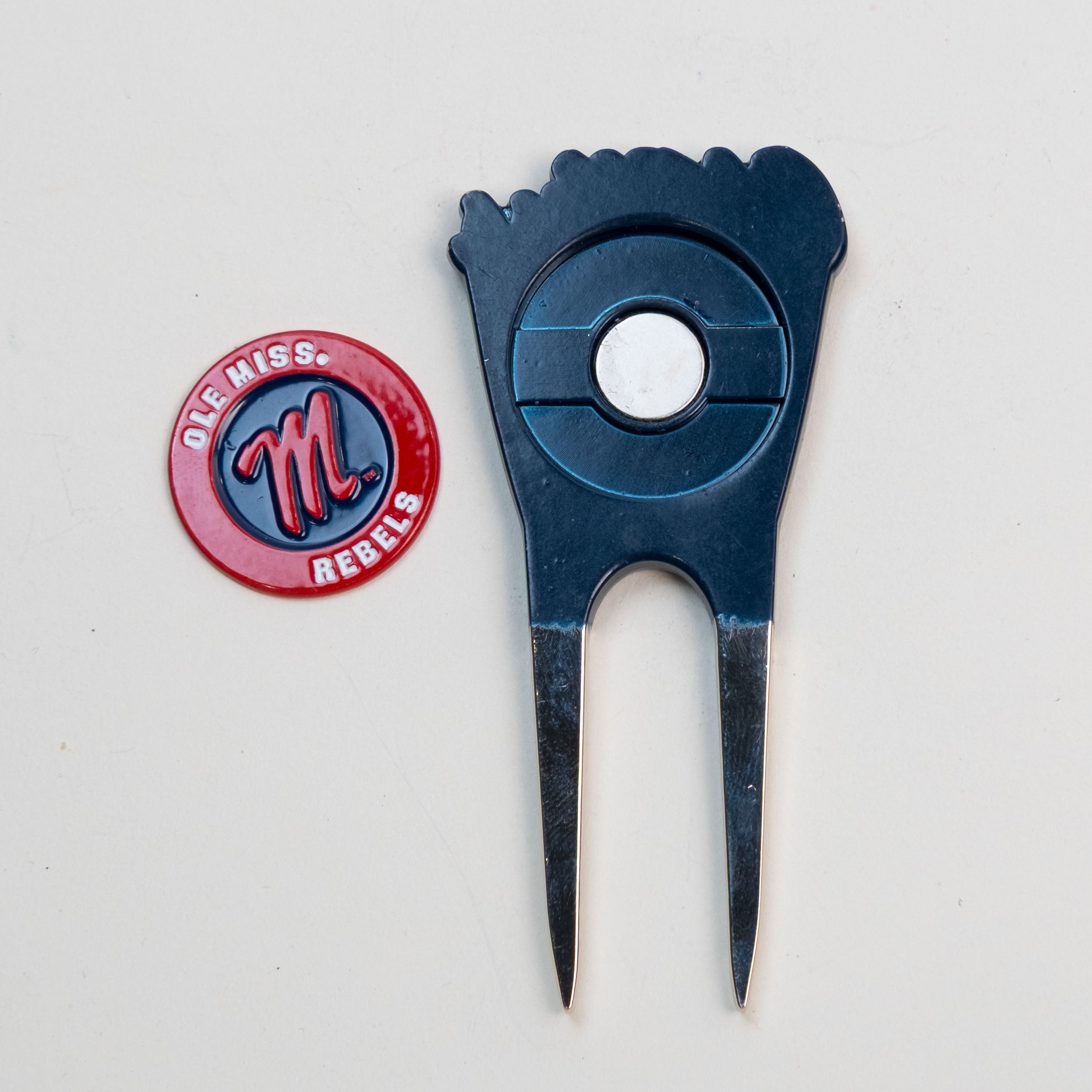 Ole Miss Rebels Custom Shaped Divot Tool