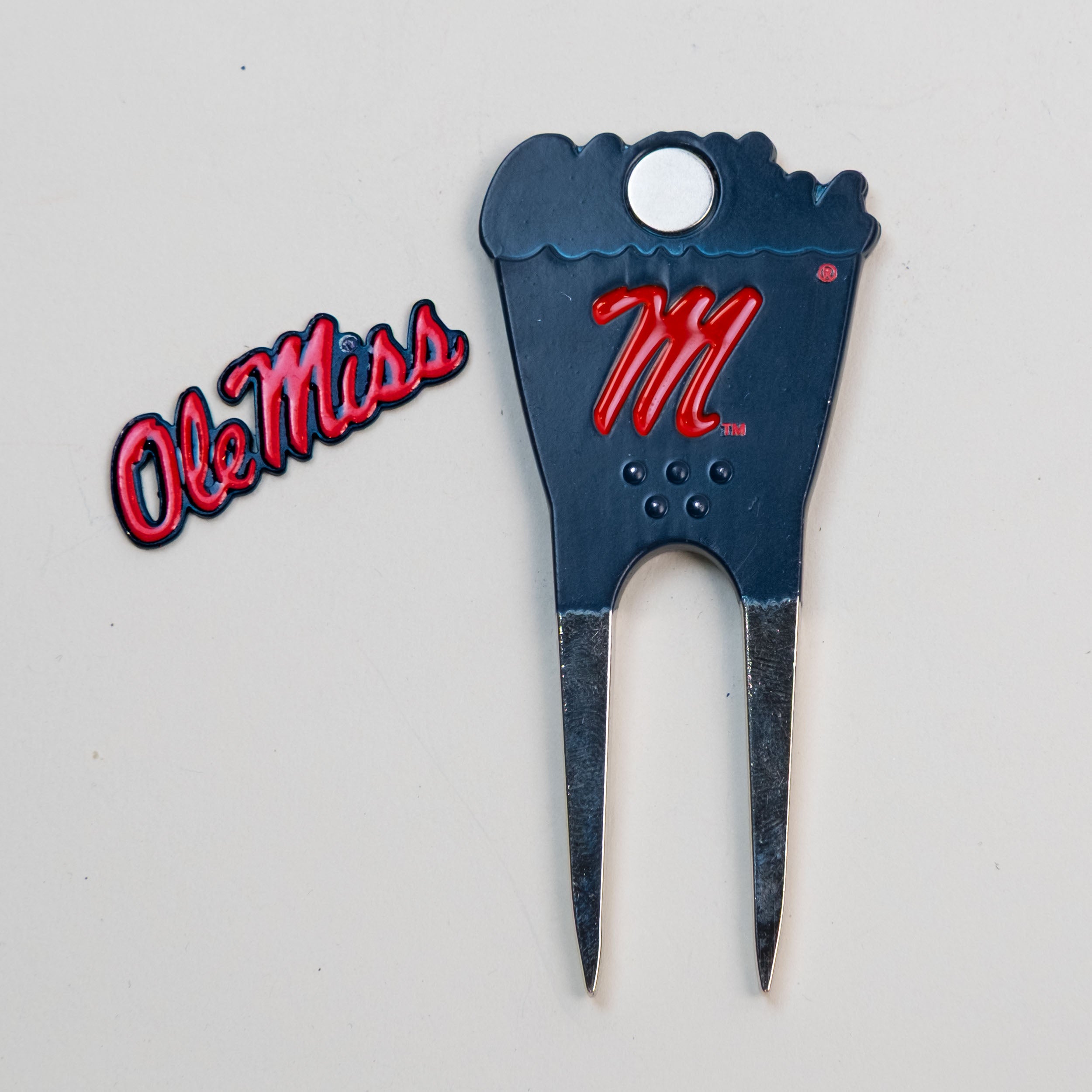 Ole Miss Rebels Custom Shaped Divot Tool